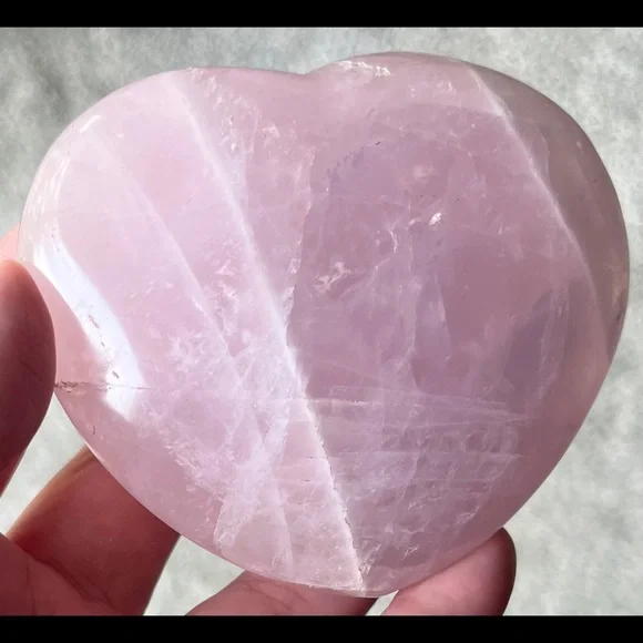 {Giveaway Bonus} ✨ HP ✨ (Lavender-ish) Rose Quartz ✨ Carved Heart ✨ - Picture 10 of 11